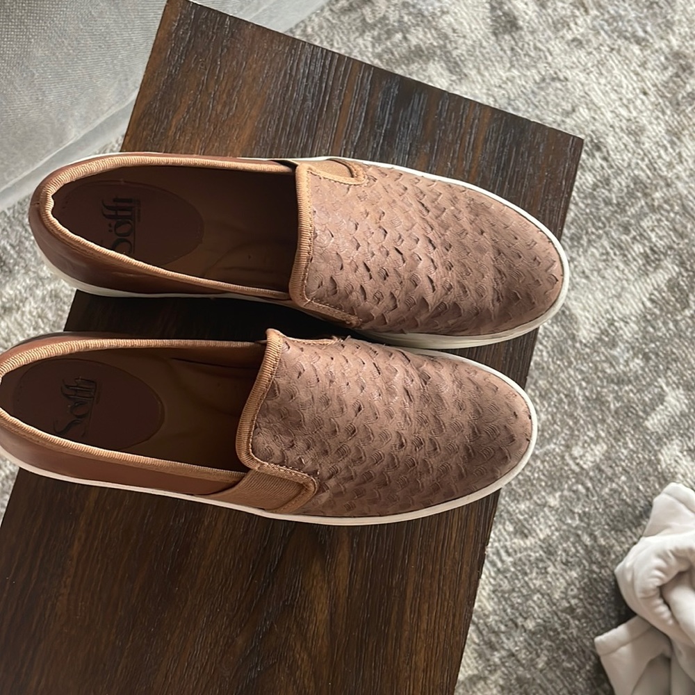 Sofft slip on leather sneaker in EUC